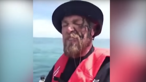 أستراليا : حبار ينتقم من صياد سمك على طريقته ( فيديو )