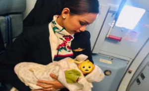 مضيفة على متن طائرة فلبينية تقوم بإرضاع طفلة يبلغ عمرها أقل من شهر