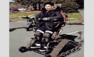 امرأة أمريكية تستعيد قدرتها على المشي بفضل بزة آلية ( فيديو )