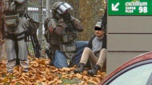 ألمانيا : شرطي يحتجز رهنية في محطة وقود ويهدد بتفجير قنبلة