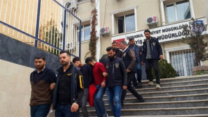 تركيا : القبض على عصابة سرق أفرادها ” أراكيل ” بآلاف الليرات من تاجر سوري ( صور )