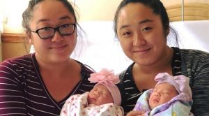 شقيقتان توأم أمريكيتان تنجبان طفلتيهما في نفس اليوم !