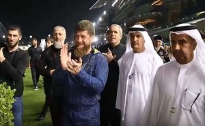 حصان رئيس الشيشان يتفوق على حصان ولي عهد دبي في حلبة السباق ( فيديو )