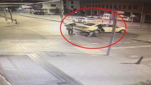 مشاكل سائقي الأجرة في تركيا لا تنتهي .. انتشار واسع لمقطع مصور يظهر رمي سائق سيارة أجرة في اسطنبول لسائح بعد سرقته ! ( فيديو )