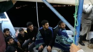 تركيا : صيادون ينقذون 11 لاجئاً سورياً من الغرق قبالة سواحل مرسين ( فيديو )
