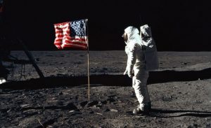 رائد فضاء روسي : سنتحقق مما إذا كان الأمريكان قد هبطوا على القمر أم لا
