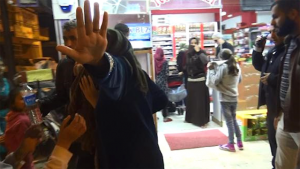 تركيا : شجار جماعي بين سوريين في أنطاليا .. ” الدين ممنوع ” ! ( فيديو )