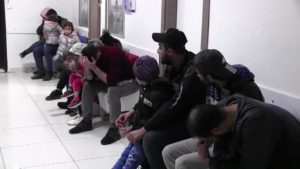 تركيا : ضبط لاجئين سوريين خلال محاولتهم الوصول إلى اليونان ( فيديو )