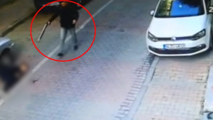 تركيا : انتشار واسع لمقطع مصور يظهر إقدام طالب على زميله بكل برودة أعصاب وسط شارع في اسطنبول ! ( فيديو )