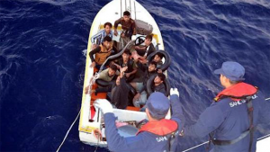 بعد انقطاع أخبارهم .. خفر السواحل التركي يعثر على قارب يحمل 10 لاجئين سوريين ( فيديو )