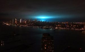 انفجار محول كهرباء في نيويورك يضيء سماء المدينة ( فيديو )