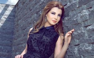 المغنية اللبنانية نانسي عجرم تحرج فتاة أرادت التقاط صورة معها ( فيديو )