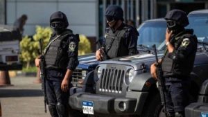 مصر : القبض على سائق ” توك توك ” متهم بمعاشرة ابنته القاصر