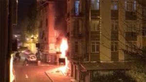 تركيا : إنقاذ نساء و أطفال سوريين من حريق ضخم اندلع في مبنى باسطنبول ( فيديو )