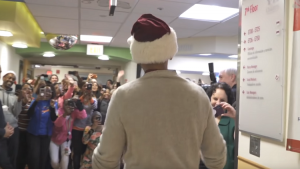 باراك أوباما يقوم بدور ” بابا نويل ” في مستشفى للأطفال ( فيديو )