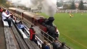 في سلوفاكيا .. ” قطار ” يمر من داخل ملعب خلال مباراة لكرة القدم ! ( فيديو )