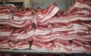 القبض على شخصين يبيعان ” لحم الخنزير ” في الكويت