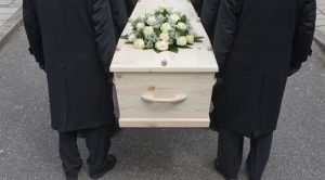 شاب يصطحب صديقته إلى جنازة في أول موعد بينهما !