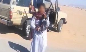سعودي و طفليه يلهوان بـ ” رشاش ” ! ( فيديو )