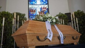 الأرجنتين : أصوات من داخل تابوت توقف مراسم الدفن ! ( فيديو )