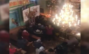 شجار حامي الوطيس بين رجال دين في كنيسة أوكرانية ! ( فيديو )