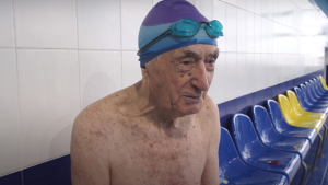 عمره 93 عاماً .. روسي يحرز لقباً عالمياً في السباحة ! ( فيديو )