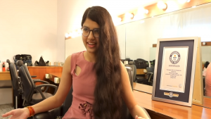 هندية تدخل ” موسوعة غينيس ” لامتلاكها أطول شعر في العالم ( فيديو )