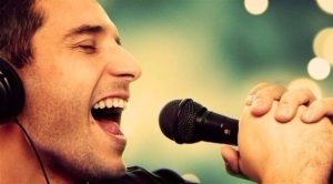 علماء نفس : الغناء يقلل الشعور بالضغط النفسي و يقوي الجهاز المناعي