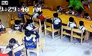معلمة هندية تعاقب تلاميذها بوضع أشرطة لاصقة على أفواههم ! ( فيديو )