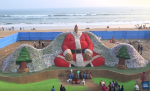 مجسم ضخم لـ ” سانتا كلوز ” من القوارير البلاستيكية و الرمل في الهند ( فيديو )
