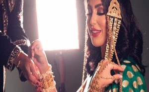 ” فاشينيستا ” كويتية تستعرض كميات ذهب هائلة في عقد قرانها ( فيديو )