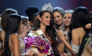 من هي الفلبينية الفائزة بلقب ” ملكة جمال الكون ” ؟