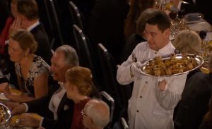 نادل ليتواني يخطف الأضواء في مأدبة عشاء جائزة نوبل ! ( فيديو )