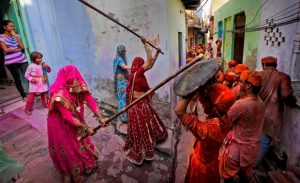 امرأة هندية تنتقم من جارها المتحرش‎ بطريقة بشعة