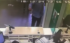 بمناسبة رأس السنة .. روسي يهنئ موظفي بنك بـ ” مسدس ” ! ( فيديو )