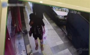 في تركيا .. امرأة تسرق ” بطانية قطة ” ! ( فيديو )