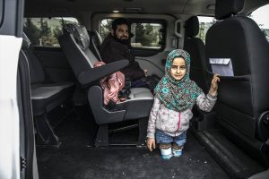 مايا تعود إلى خيمتها في سوريا بعد أن استبدلت العلب المعدنية بساقين ( صور )