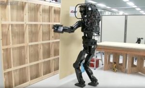 معهد ياباني يدرب ” روبوت ” ليحل محل عمال البناء ( فيديو )