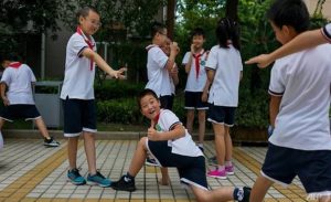 الصين تعتمد زي مدرسي ذكي يتعقب التلاميذ الفارين !
