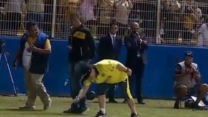 شاهد ردة فعل دييغو مارادونا بعد طرده من مباراة فريقه ( فيديو )