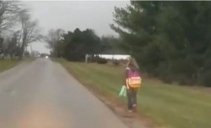 مدرسة أمريكية تمنع طفلة من ركوب الحافلة و والدها يجبرها على السير 8 كيلو متر في البرد ! ( فيديو )