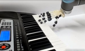 باحثون يطورون يداً آلية لعزف الموسيقى على البيانو