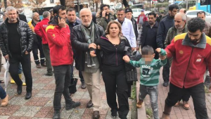 #تركيا : مواطنون يتمكنون من القبض على عصابة حاولت سرقة آلاف الدولارات من سيدة عربية في #اسطنبول ! ( فيديو )