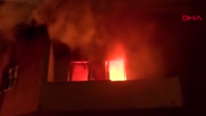 سوري شجاع يتمكن من إنقاذ والدته من حريق التهم منزلهما في اسطنبول ( فيديو )
