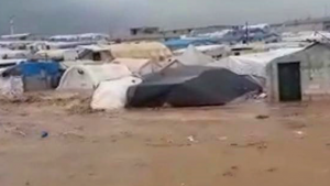 السيول تبتلع مخيمات النازحين في الشمال السوري .. و الآلاف يلجؤون إلى التلال المرتفعة ( فيديو )