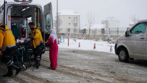 تركيا : محاولة طفلة سورية مشاهدة الثلوج من شرفة المنزل تنتهي بمأساة