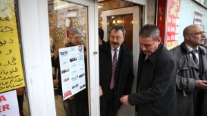 توزيع ” منشورات اندماج ” على السوريين في مدينة تركية ( فيديو )