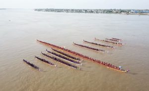 فريق كمبودي يدخل ” موسوعة غينيس ” ببنائه أكبر قارب في العالم ( فيديو )