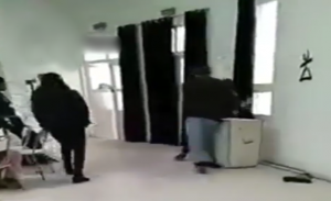 في تونس .. مدرس يعتدي بالضرب على طالبة بمدرسة ثانوية ( فيديو )