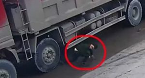 نجاة طفلين صينيين بأعجوبة من أسفل عجلات شاحنة ضخمة ‎( فيديو )